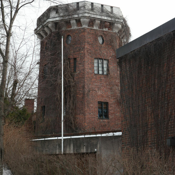 Ville tornitalo on edelleen mymättä. Ville tornitalo on edelleen mymättä.