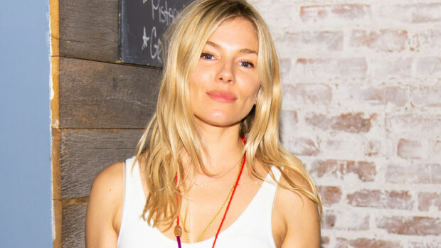 Jestas, mikä näky! Sinkkukaunotar Sienna Millerin uima-asu käänsi rannalla päitä -kuvat! Sienna Miller herätti ihastusta.