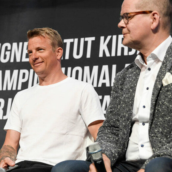 Kimi Räikkönen oli hyväntuulisena. Vierellä Kari Hotakainen. Kimi Räikkösen yleisötilaisuus