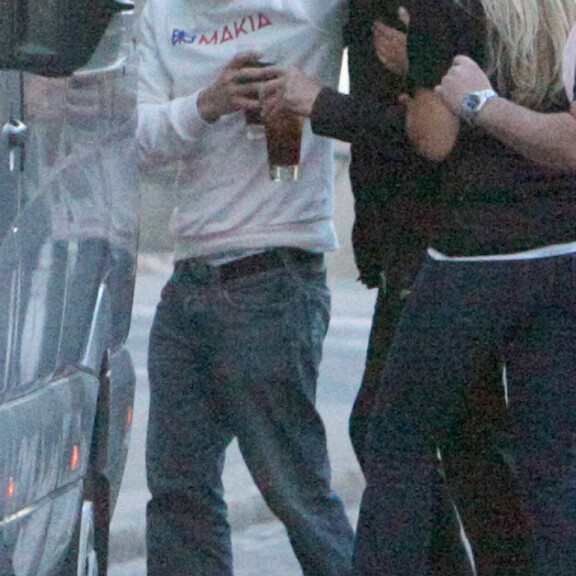 Ennenjulkaisemattomat ryyppykuvat Kimi Räikkösestä: salakuljetti viinaa ulos ravintolasta julkkiskaunottaren kanssa - katso! Kimi horjuu