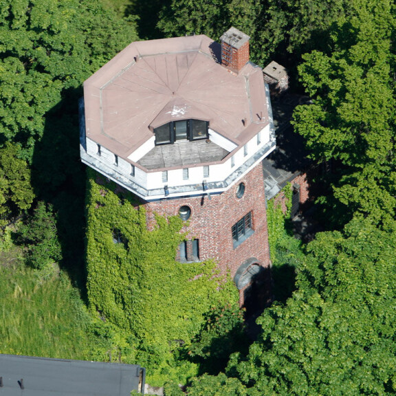 Villen talo sijaitsee Helsingin Munkkiniemessä. Villen talo sijaitsee Helsingin Munkkiniemessä.