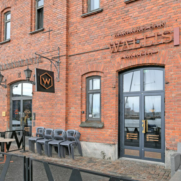 Kimin osaomistama karaokebaari Wallis sijaitsee Helsingin Katajanokalla. Kimin osaomistama karaokebaari Wallis sijaitsee Helsingin Katajanokalla.