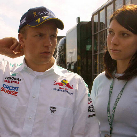 Kimi ja Hanna edustivat yhdessä Nürburgringin F1-radalla Saksassa kesäkuussa 2001. Kimi Räikkönen ja Hanna Raivisto