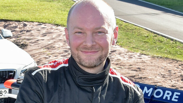 F1-kiiturilla kaahannut ministeri Sampo Terho vakuuttaa: Siviilissä olen sakoton herrasmieskuski! Sampo Terho ei ole saanut sakkoja liikenteessä.