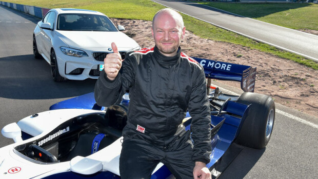 Mitä ihmettä!? Urheiluministeri Sampo Terho kaahasi Nico Rosbergin F1-autolla - video! Sampo Terho pääsi formulan rattiin.