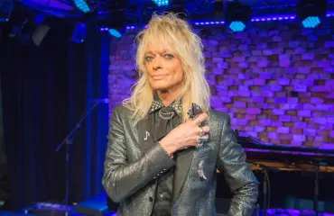 Viilennysviuhkalle käyttöä! Michael Monroe kahden blondin kanssa leffassa – kuva!