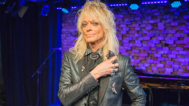 Viilennysviuhkalle käyttöä! Michael Monroe kahden blondin kanssa leffassa – kuva! Michael Monroe elokuvissa naisseurassa.