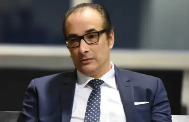 Julkkisjuristi Heikki Lampela lastasi autonsa täyteen remonttitarvikkeita – ”Taitaa tehdä hanttihommat itse!”