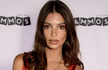 Oho, huippumalli Emily Ratajkowskin rinta pullahti esiin kesken päivällisen - katso kuva!