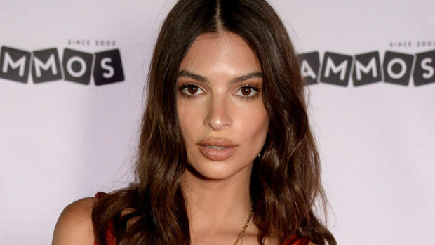 Oho, huippumalli Emily Ratajkowskin rinta pullahti esiin kesken päivällisen - katso kuva! Emily Ratajkowski