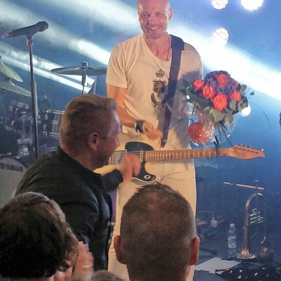 Kukkia lavalle! Olli Lindholm ja Eveliina-rakas fanittivat Juha Tapiota – kuva! Olli Lindholm Juha Tapion keikalla.