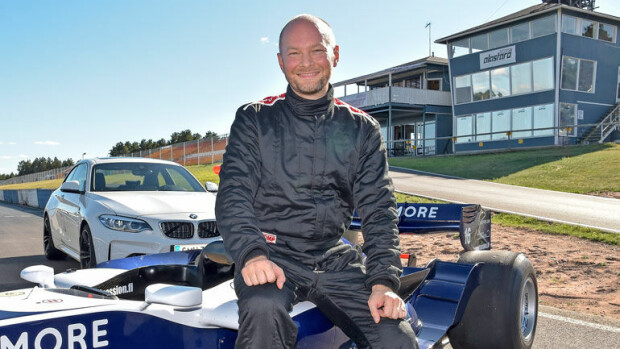 Tällaisen hirmukiiturin ratissa ministeri Sampo Terho kaahasi: huippunopeus 330 km/h – kuvat! Sampo Terho ajoi formula-autolla.
