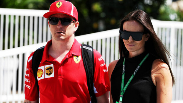 Minttu ja Kimi Räikkösellä kostea hääpäivä Helsingissä – ryyppäsivät yli 12 tuntia karaokessa! Kimi ja Minttu Räikkönen juhlivat hääpäiväänsä villisti.