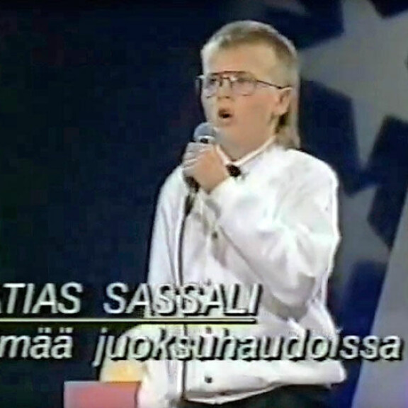 Saanan veli Matias Sassali kilpaili vuonna 1991 Tenavatähti-laulukilpailussa. Saanan veli Matias Sassali kilpaili vuonna 1991 Tenavatähti-laulukilpailussa.