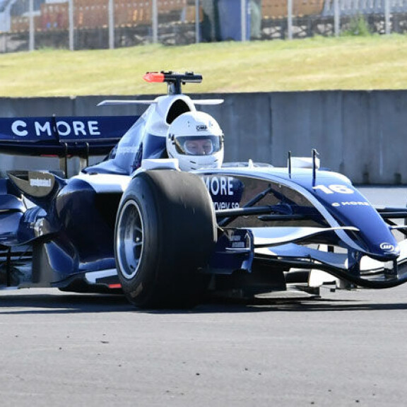 Ministeri kaasutteli Nico Rosbergin entisellä Williamsilla viisi täyttä kierrosta. – Olen ollut katsomassa F1-kisoja Unkarissa vuonna 2005. Ministeri kaasutteli Nico Rosbergin entisellä Williamsilla viisi täyttä kierrosta. – Olen ollut katsomassa F1-kisoja Unkarissa vuonna 2005.