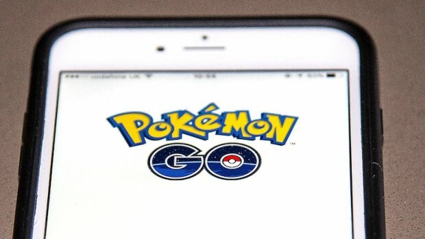No huh! Eläkeläinen pelaa Pokémon Go:ta 11 puhelimen voimin! Pokemon Go voi koukuttaa.
