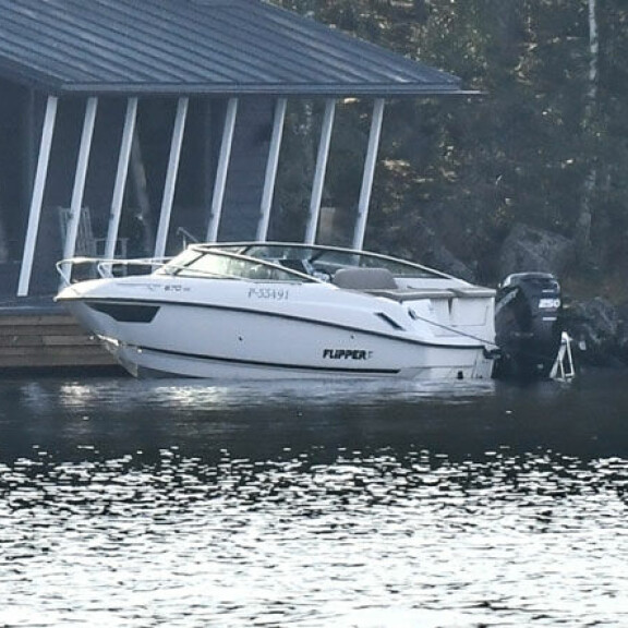 Flipper 670 -päiväretkiveneellä matka Jorin ja Lotan mökiltä Tampereen keskustaan taittuu varttitunnissa. Flipper 670 -päiväretkiveneellä matka Jorin ja Lotan mökiltä Tampereen keskustaan taittuu varttitunnissa.