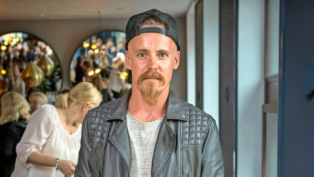 Jasper Pääkkönen saa piilopirttisaareen tunnettuja naapureita - nämä suomalaisjulkkikset ostivat tontit tunnetusta sotilassaaresta! Jasper Pääkkönen saa näyttelijöistä mökkinaapureita.