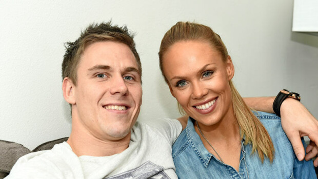 Oma tenniskenttä ja massiivinen laituri! NHL-tähti Jori Lehterä ja fitness-Lotta kunnostivat vanhasta mökistä hirmuisen ökyhuvilan – kuvat! Jori ja Lotta Lehterä hankkivat mökkiparatiisin.