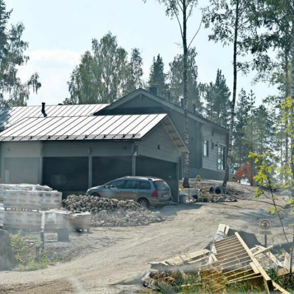 Tänne Aleksander Barkov toi superkauniin Julia-rakkaansa: NHL-tähdellä hulppea hirsihuvila Kangasalla, pihatyöt pahasti kesken – kuva! Barkovin mökki.