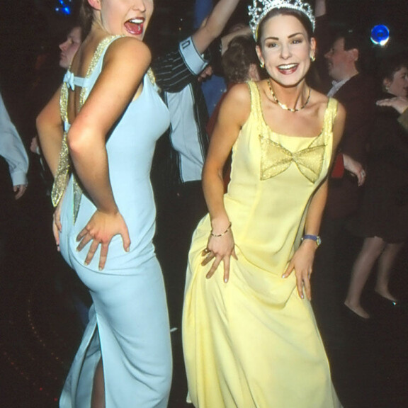 Miss Suomi vuosimallia 1997 Karita Tuomola (nyk. Tykkä) ja 2. perintöprinsessa Maria Drockila olivat yhtä hymyä kruunajaisten jälkeen. Miss Suomi vuosimallia 1997 Karita Tuomola (nyk. Tykkä) ja 2. perintöprinsessa Maria Drockila olivat yhtä hymyä kruunajaisten jälkeen.