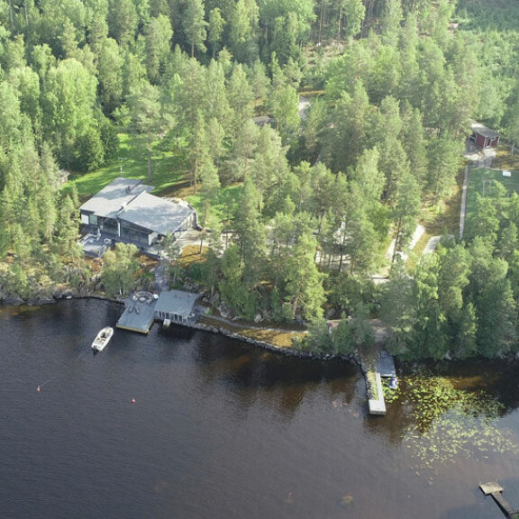 Huvilassa on suuret ikkunat, joista voi ihailla kaunista järvimaisemaa. Huvilassa on suuret ikkunat, joista voi ihailla kaunista järvimaisemaa.