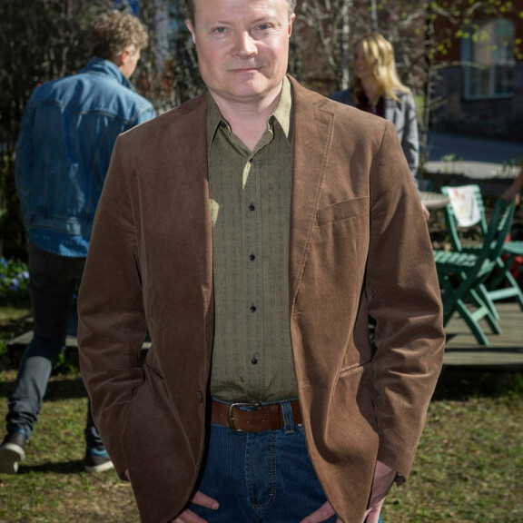 Myös Hissu Hietalahti osti tontin samalta saarelta. Myös Hissu Hietalahti osti tontin samalta saarelta.