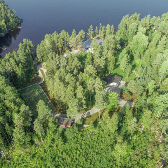 Huvilan takana on tenniskenttä huoltorakennuksineen. Huvilan takana on tenniskenttä huoltorakennuksineen.