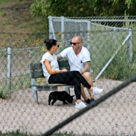 Ex-kiekkoilija Hannes Hyvönen ja hemaiseva fitness-Netta kuhertelivat koirapuistossa: ranskanbulldoggi telmi vapaana – kuva! Hannes Hyvönen ja Netta Suikkanen koirapuistossa.