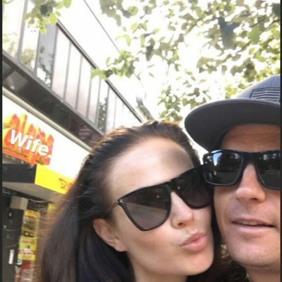 Hih, näin arkisissa tunnelmissa Kimi ja Minttu Räikkönen juhlivat toista hääpäiväänsä Suomessa - romantiikkaa Alepan edustalla! Katso kuva! Räikköset