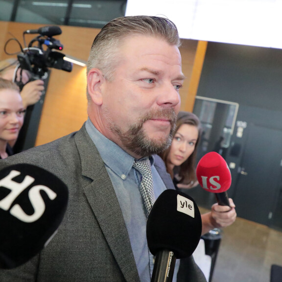 Jari Sillanpää saapui aurinkoisena huumeoikeudenkäyntiin: 'Tämä on kuin Hollywoodissa' – kuvat ja video! Sillanpaa