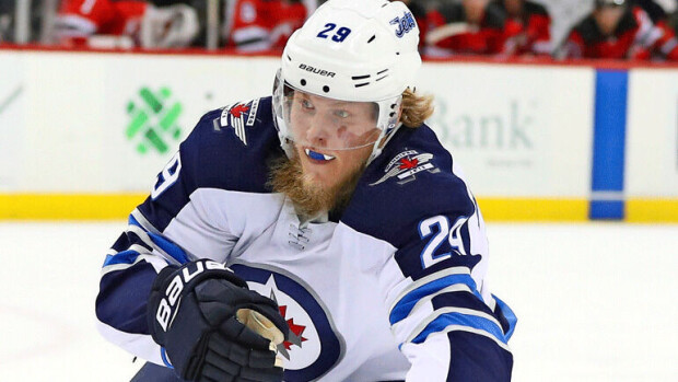Patrik Laine toteutti unelmansa! Komeilee huippusuositun hittipelin kannessa – pelaa itse useita tunteja päivässä: ”Todella erityistä” Patrik Laine.