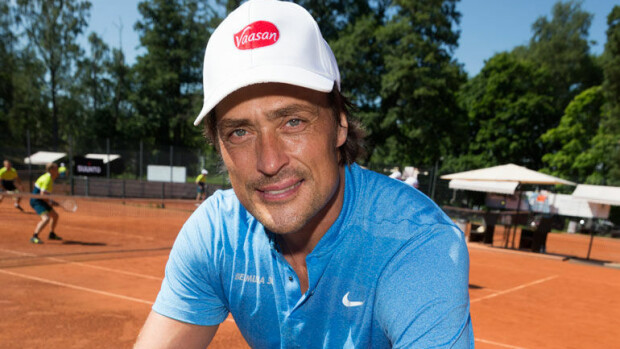 Oho! Teemu Selänne, 48, vikitteli hemaisevaa naispoliisia – kuva! ”Mistä noin kauniita naispoliiseja tulee?” Teemu Selänne kävi naispoliisin juttusilla.