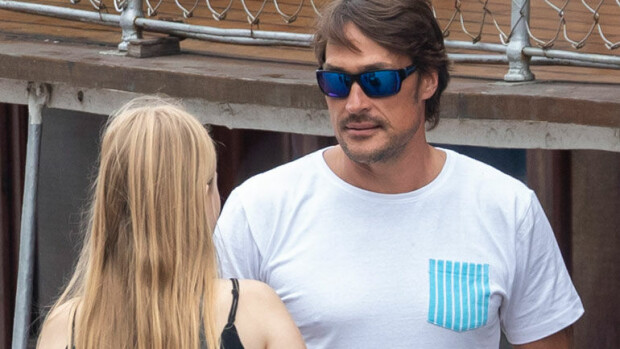 Ohhoh, Teemu Selänne nappasi nuoren kaunottaren selkäänsä villeillä ökyjahtijatkoilla: juoma virtasi ja naisia riitti jonoksi asti – paljonkertovat kuvat! Teemu Selänteen jahti oli täynnä porukkaa.