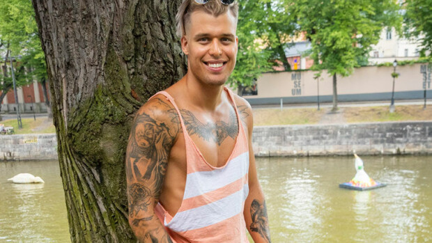 Paratiisihotellista tuttu Mr. Finland Aleksi Jorila yllättää: Valmistan päivät pitkät ehkäisykierukoita! 'Työ on tarkkaa' Aleksi Jorila valmistaa ehkäisyvälineitä.