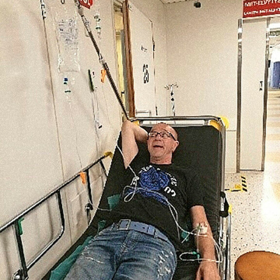 Enzo kirjattiin sairaalaan kiireellisesti vakavien kipujen vuoksi. Enzo kirjattiin sairaalaan kiireellisesti vakavien kipujen vuoksi.