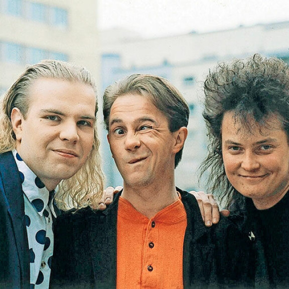 Hannu 'Enzo' Pulkkinen (keskellä) on tullut tunnetuksi Hausmyllyyhtyeen laulajana. Kuva on vuodelta 1992. Hannu 'Enzo' Pulkkinen (keskellä) on tullut tunnetuksi Hausmyllyyhtyeen laulajana. Kuva on vuodelta 1992.