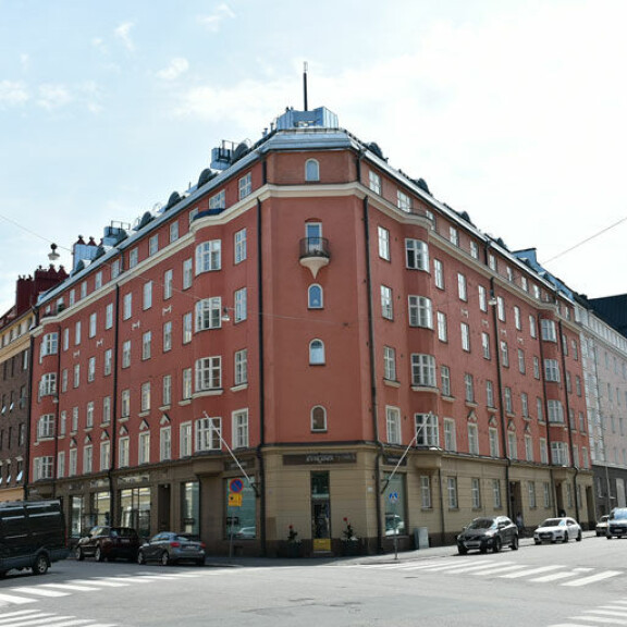 Uusi kotitalo on upea, vuonna 1926 rakennettu uusklassinen kerrostalo. Uusi kotitalo on upea, vuonna 1926 rakennettu uusklassinen kerrostalo.
