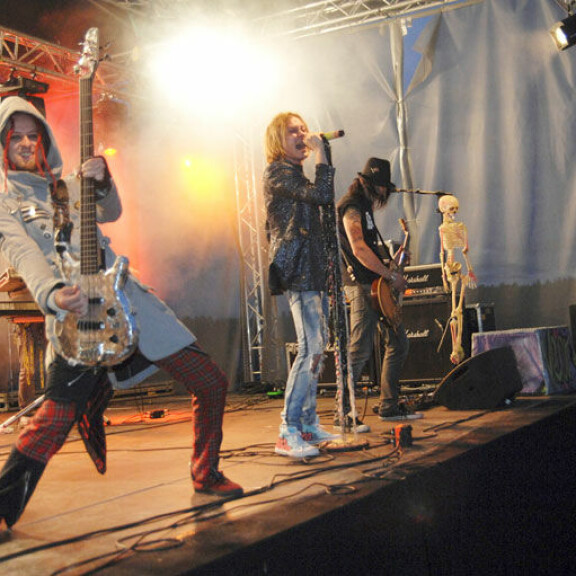 Elokuussa 35 vuotta täyttävä Jonne muistettaneen parhaiten hard rock -yhtye Negativen solistina. Elokuussa 35 vuotta täyttävä Jonne muistetaan kenties parhaiten hard rock -yhtye Negativen solistina.