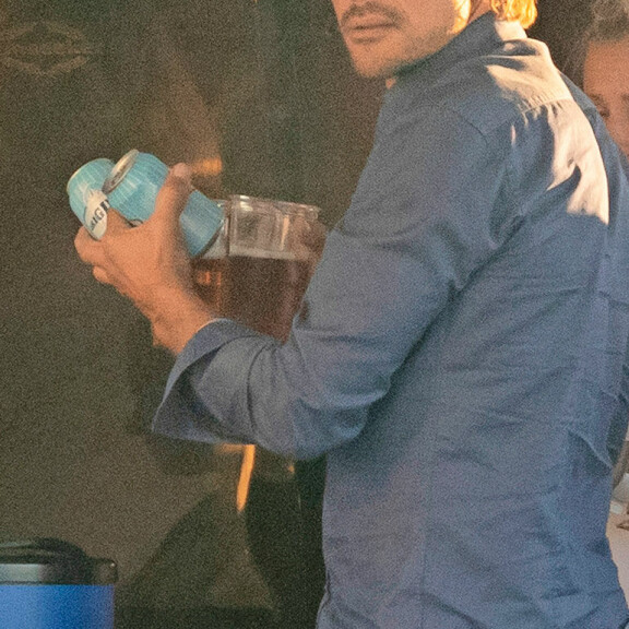 Teemu rohmusi käteensä useita lonkeroita. Teemu rohmusi käteensä useita lonkeroita.