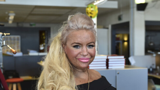 Muistatko tämän! 40 vuotta täyttävä Johanna Tukiainen lauloi kuuluisan synttärilaulun Marilyn Monroeksi pukeutuneena - mykistävä video! Johanna Tukiainen