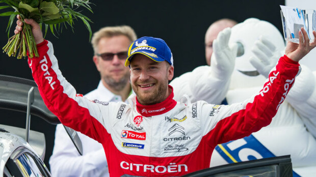 Rinnat paljaana Jyväskylän MM-rallissa! Yläosattomat kaunottaret tarjosivat kuskeille palveluksia tien varressa - kuva! Mads Östberg