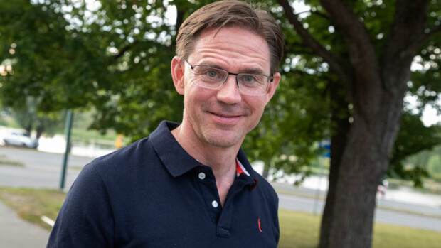 Urheilusta nauttiva Jyrki Katainen vaihtoi lajia: Pitkille juoksumatkoille ei löytynyt enää motivaatiota! Jyrki Katainen vaihtoi tennikseen.