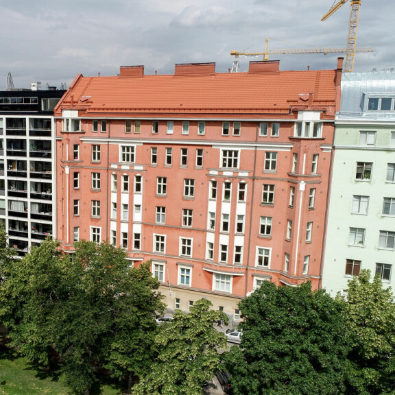 Uniikin ja Miran uusi koti sijaitsee merellisessä Etelä- Helsingissä arvokkaassa jugend-talossa. Talo on valmistunut vuonna 1911. Uniikin ja Miran uusi koti sijaitsee merellisessä Etelä- Helsingissä arvokkaassa jugend-talossa. Talo on valmistunut vuonna 1911.