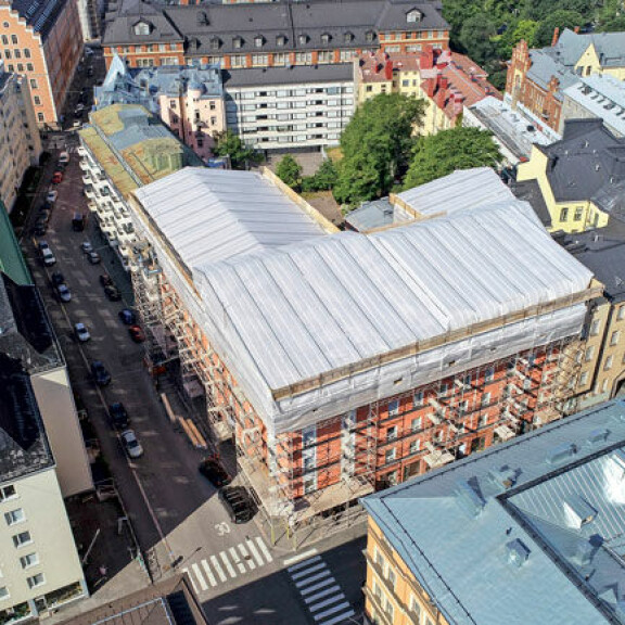 Jaren rakennusprojektin laajuus näkyy hyvin tässä ilmakuvassa. Uudet ullakkohuoneistot valmistuvat valkoisten pressujen alle. Jaren rakennusprojektin laajuus näkyy hyvin tässä ilmakuvassa. Uudet ullakkohuoneistot valmistuvat valkoisten pressujen alle.