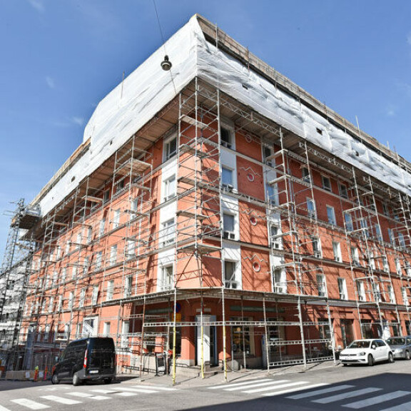 Seiskan arvion mukaan punavuorelainen taloyhtiö on kuitannut ullakkohuoneistoista noin miljoonan euron potin. Seiskan arvion mukaan punavuorelainen taloyhtiö on kuitannut ullakkohuoneistoista noin miljoonan euron potin.