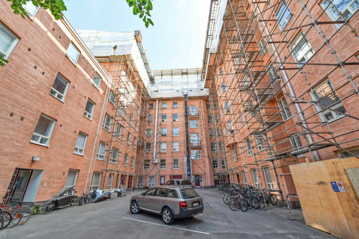 Ullakkohuoneistojen rakennustyöt vaikuttavat koko taloyhtiön elämään myös sisäpihalla. Ullakkohuoneistojen rakennustyöt vaikuttavat koko taloyhtiön elämään myös sisäpihalla.