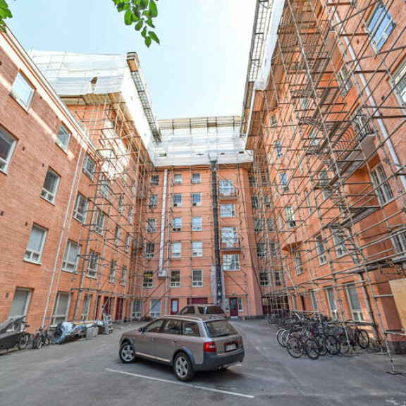 Ullakkohuoneistojen rakennustyöt vaikuttavat koko taloyhtiön elämään myös sisäpihalla. Ullakkohuoneistojen rakennustyöt vaikuttavat koko taloyhtiön elämään myös sisäpihalla.