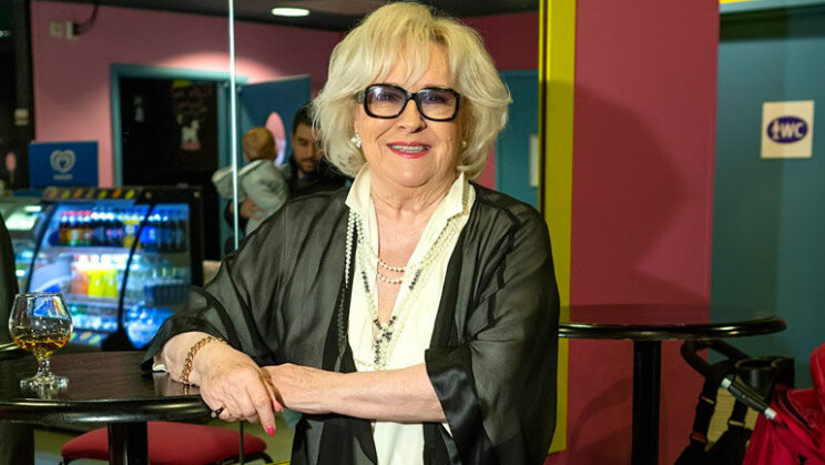 Pöytä täynnä laseja! Viihdelegenda Marjatta Leppänen otti ilon irti terassilla – paljonkertova kuva! Marjatta Leppänen viihtyi terassilla.