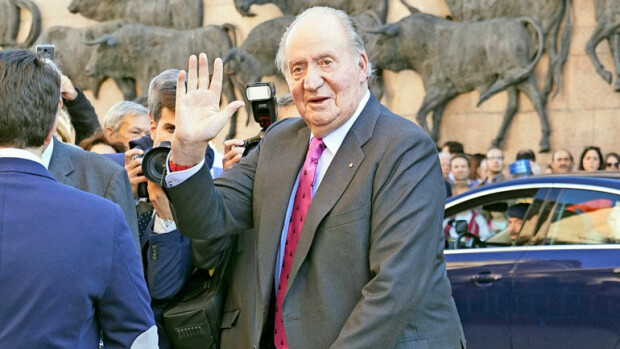 Espanjan hovissa kuohuu! Ex-kuningas Juan Carlosia epäillään rahanpesusta – salarakas paljasti hämäräbisnekset! Juan Carlos on taas kohun keskellä.